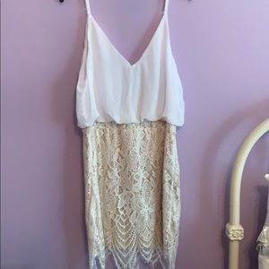 Mini white and beige dress with lace!